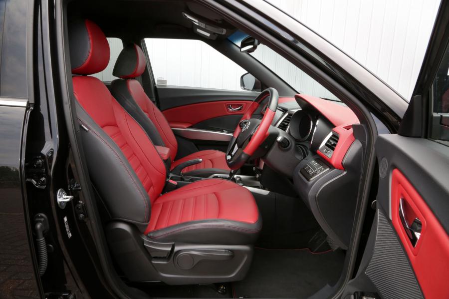  SsangYong Tivoli XDi 2015 года  (UK) (фото 18 из 21)